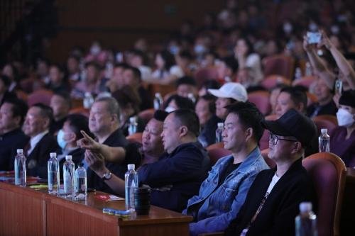 关于现场氛围：观众席座无虚席，气氛热烈！的信息