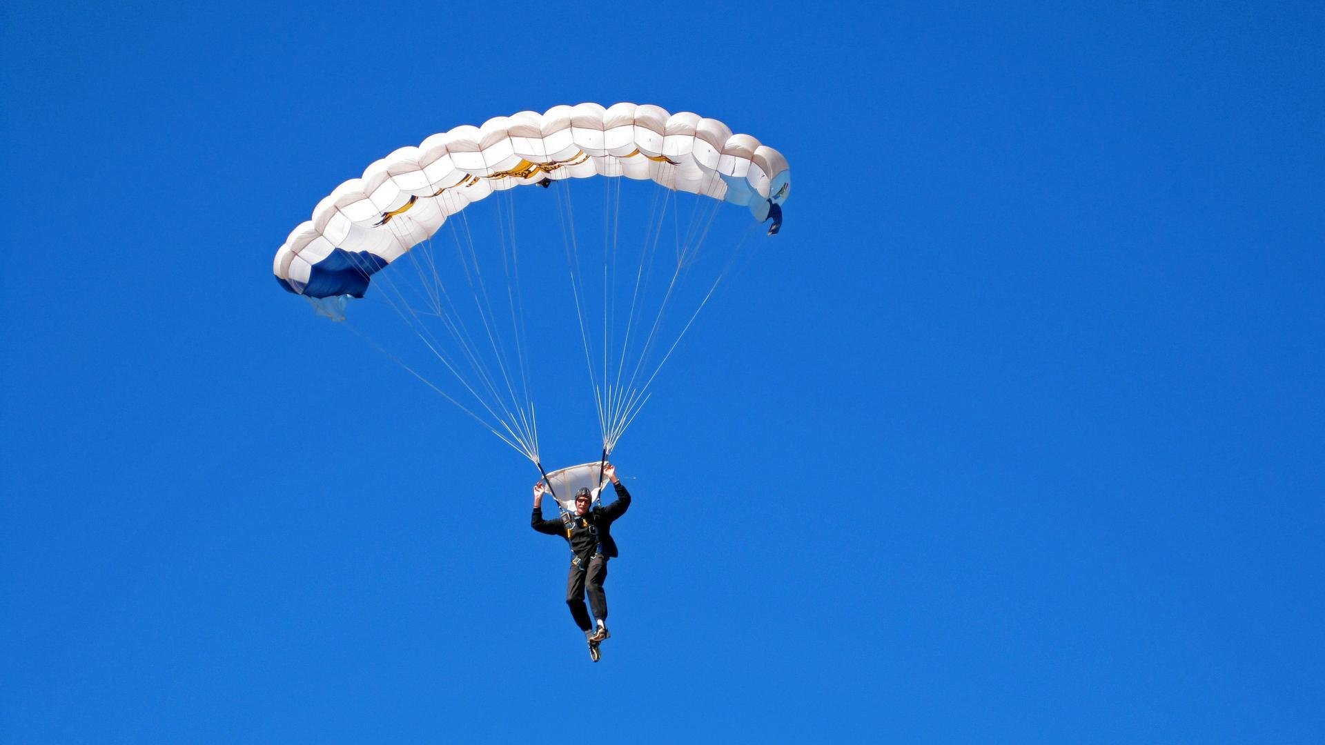 AYX体育-独行侠后卫因救助车祸被市政府授予荣誉称号，独行侠队员